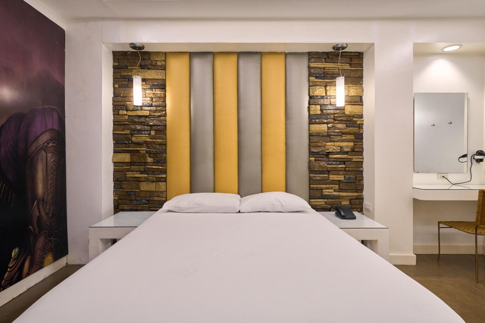 Hotel Victoria Court Malabon à Valenzuela Extérieur photo