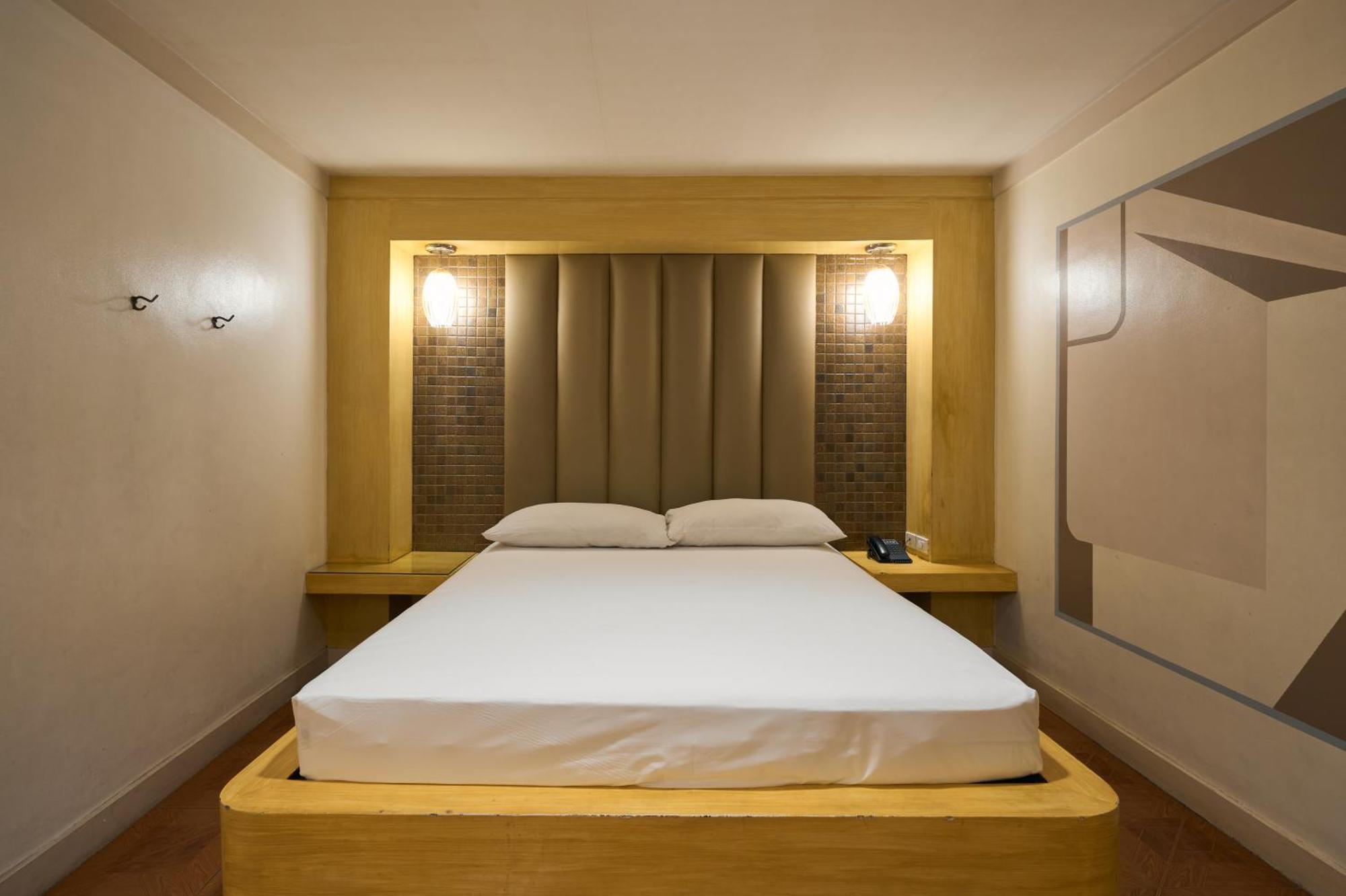 Hotel Victoria Court Malabon à Valenzuela Extérieur photo